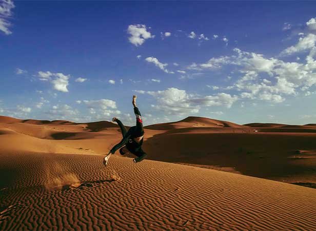 Excursión al desierto de Erg Chigaga desde Marrakech Paseo en Camello sandboard y campamento de lujo